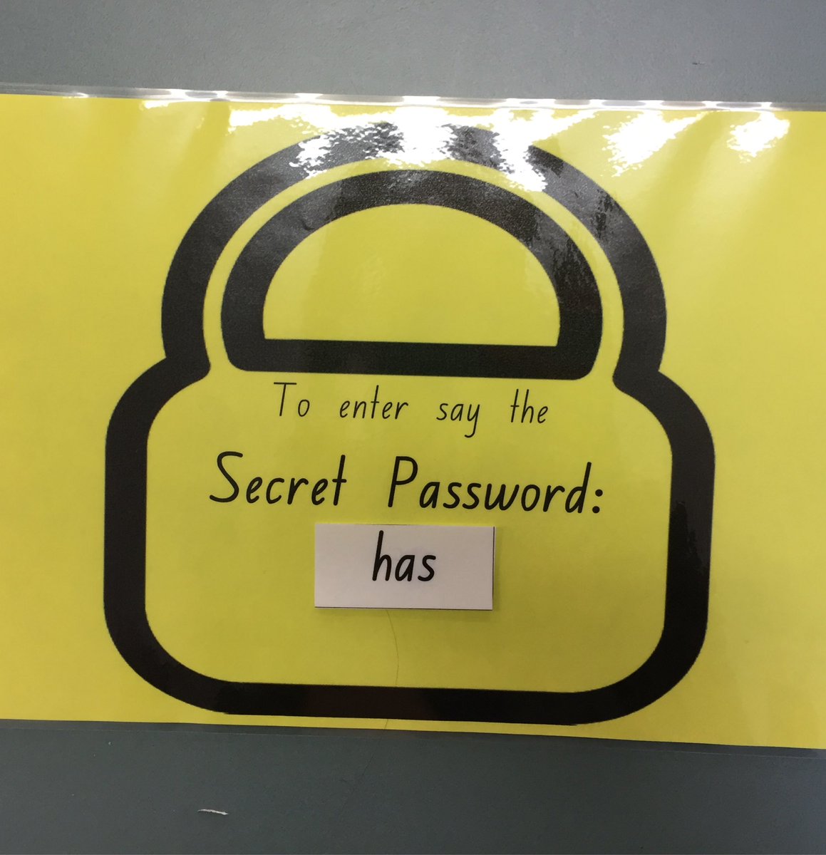 KM_Quinlan's tweet photo. Found this idea on Pinterest and have been using it on the front of my class door. Ss love it and always remember the ‘secret password’ sight word for the week! #kindy #acuedu_p https://t.co/r4XVPFr1mq