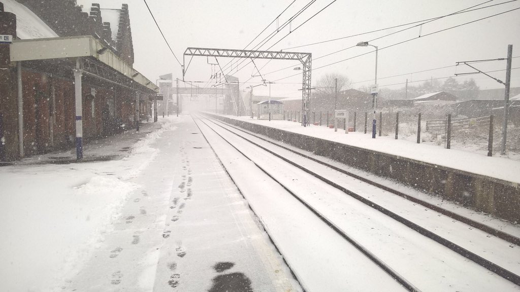 NetworkRailSCOT's tweet photo. βοΈ Thisis the west coast mainline at #Wamphray and #Lockerbie
Staff working hard to keep the infrastructure clear and open in the face of difficult conditions. https://t.co/XZ3V1wdX27