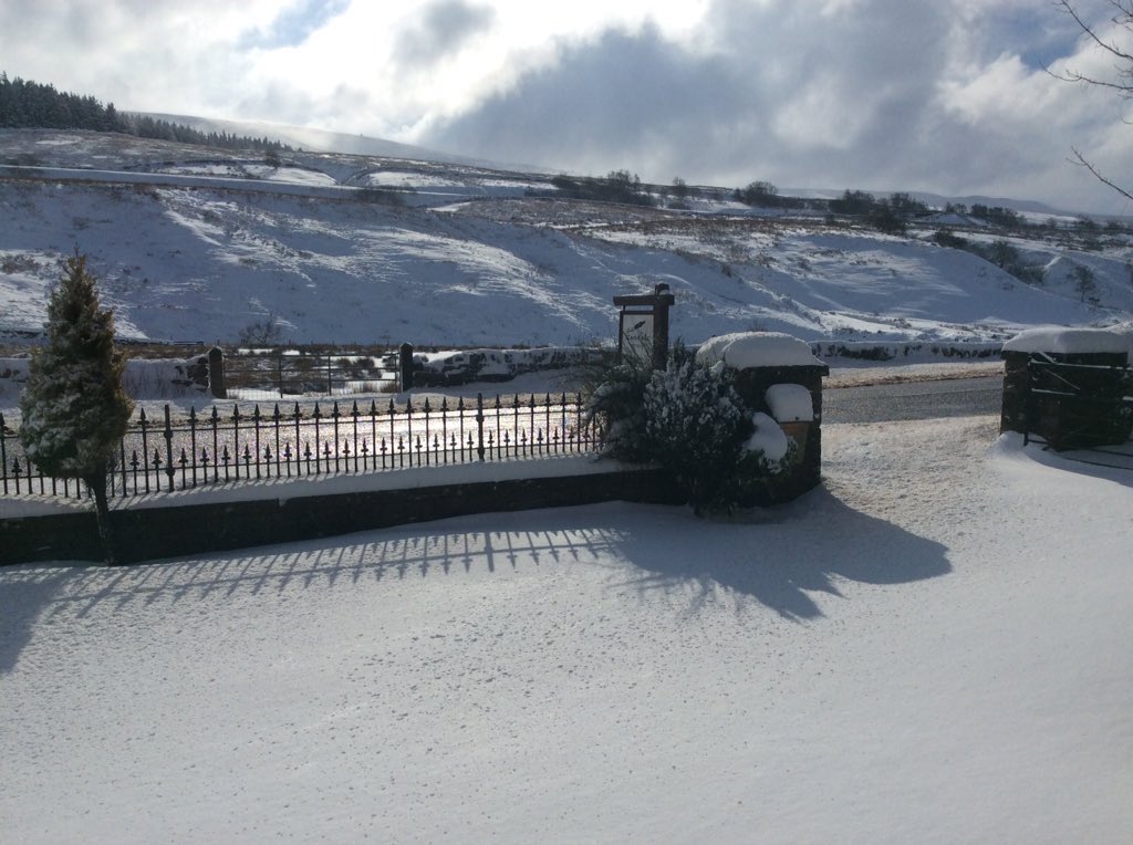 GarsdaleRetreat's tweet image. Bit tricky leaving @GarsdaleRetreat first thing but the snow plough has been through so all set for the arrival of @kimmoorepoet (Monday) and @IMcMillan (Wednesday) for Encounters and Collisions course #poetry #iamwriting #residentialcourse #creativewriting Not too late to book!