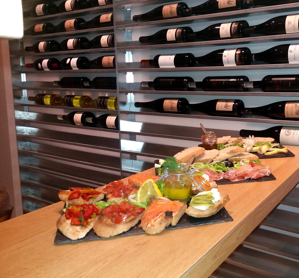 a_lendroit's tweet photo. petit avant gout de ce que vous pourrez goûter à partir de demain ... #oyonnax #regalade #tapas #produitsfrais https://t.co/LFZmWe8n1I