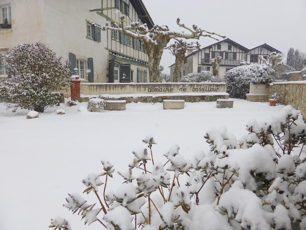 DomainedeBassi's tweet image. Pourquoi hésiter entre la montagne et le Pays Basque 😉😁❄️☃️ 
facebook.com/hoteldomainede… 
#bidart #bassilour #hotel #neige #hiver #snow #winter #paysbasque #cotebasque #enmodebasque #bidartpaysbasque #vacances #weekend