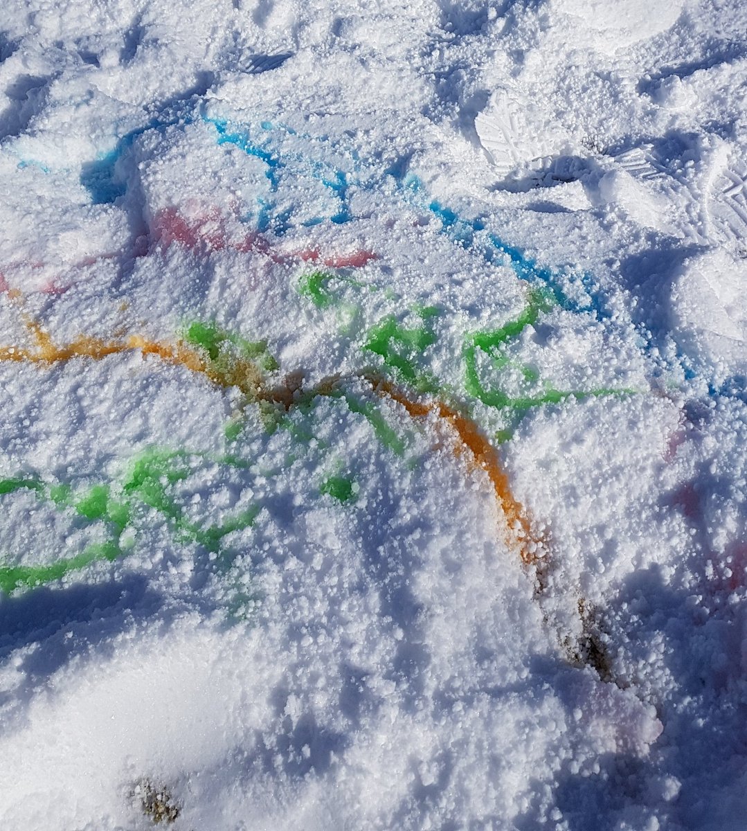 DonnaCuthbert6's tweet photo. @LadybankPS we've been mixing water with colour to make some snow paint ! #snowday https://t.co/6z0KY592IO