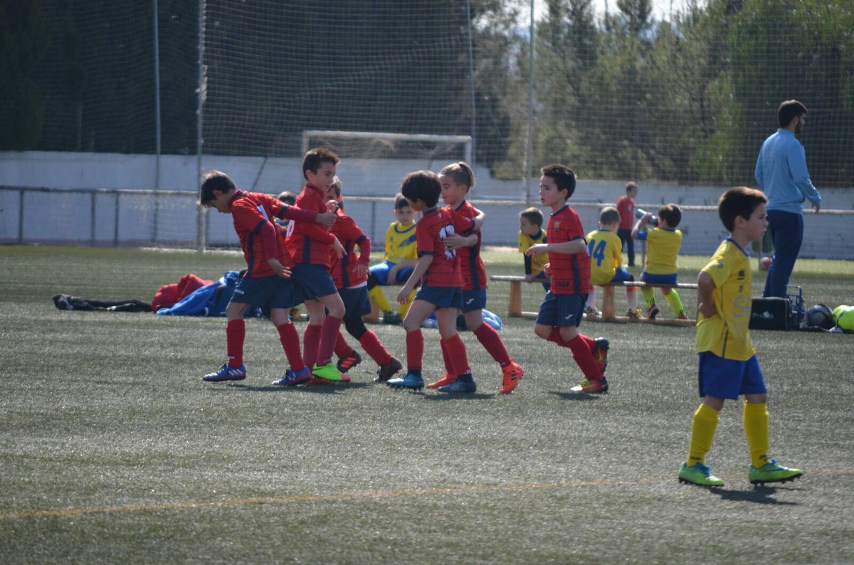UDAldaiaCF_Base's tweet photo. 📷 | Sigue ganando 🔥🔥🔥 y liderando su grupo el Prebenjamín A de @pcanyaveras21 y #LauraGonzález 
🔴🔴🔵⚽️✌🏻#rojitos https://t.co/94WPf5HqhW