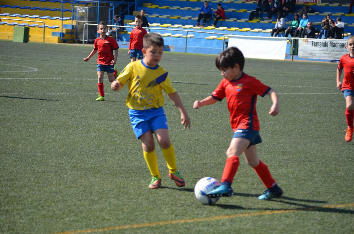 UDAldaiaCF_Base's tweet photo. 📷 | Sigue ganando 🔥🔥🔥 y liderando su grupo el Prebenjamín A de @pcanyaveras21 y #LauraGonzález 
🔴🔴🔵⚽️✌🏻#rojitos https://t.co/94WPf5HqhW