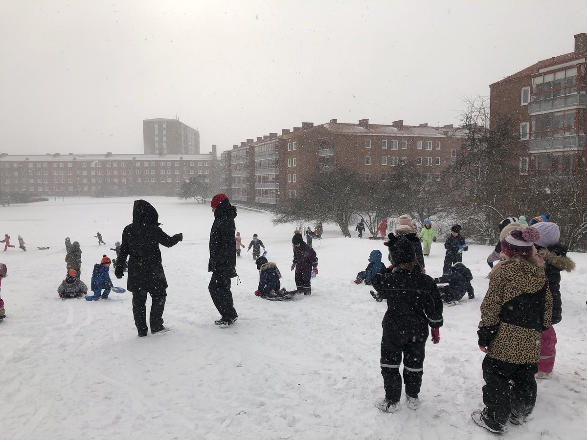 Idag flyttade alla f-klasserna lunchrasten från skolgården till gröningen för att åka pulka och leka i snön ☃️❄️@stenkulaskolan
