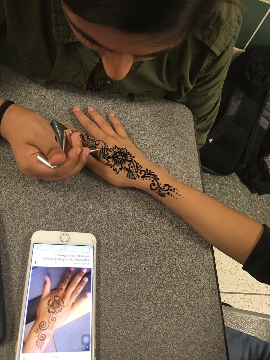 esf_msa's tweet photo. Henna tattoos during lunch, $5!! #dwdw18 #CavettKids https://t.co/vzGqFb7EMy