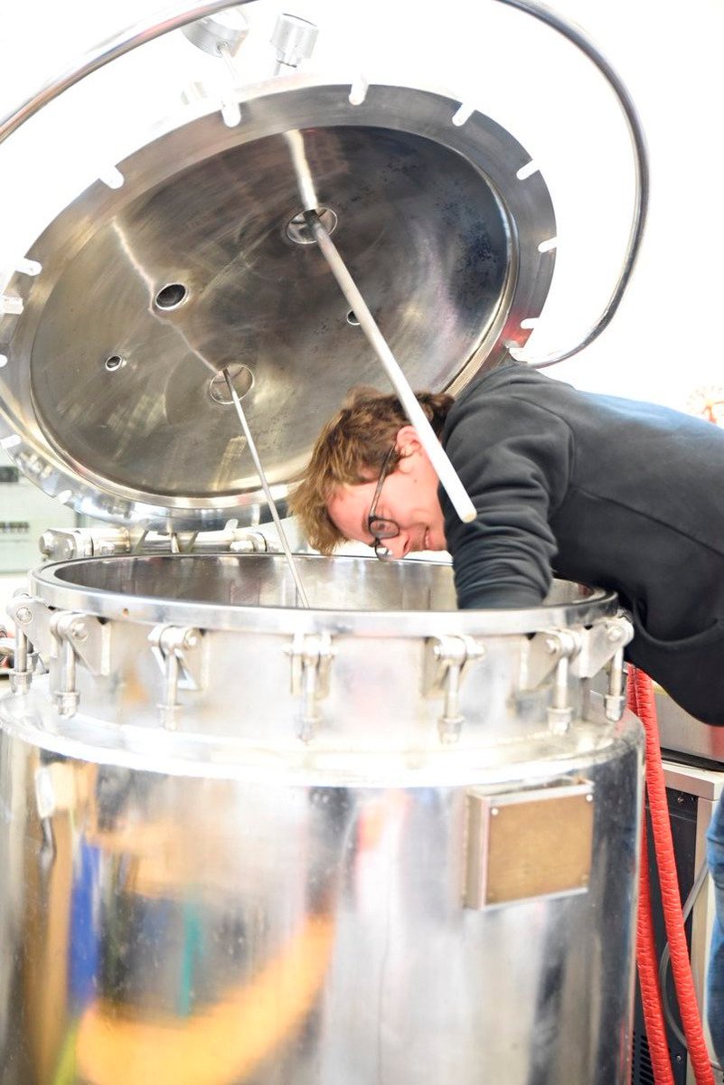 UniFAU's tweet photo. Die #FAU bekommt zu ihrem 275. Geburtstag ihr eigenes #Bier! 🍺Unser Lehrstuhl für Bioverfahrenstechnik wird das Jubiläumsbier zusammen mit der Brauerei #Kitzmann brauen. Aber wie soll es heißen? 🤔Stimmt hier bis zum 7. März über den Namen ab: https://t.co/bfPSXzu6rw https://t.co/SWyL8odWp9