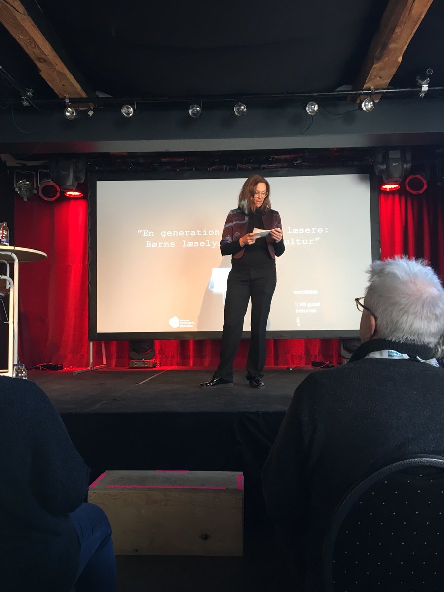 FremtidsBib's tweet photo. Vi er i fuld gang med konferencen “En generation af stærke læsere: Børns læsekultur og læselyst”, hvor den nye rapport Børns læsevaner 2017 bliver præsenteret og perspektiveret. bla besøg af Merete Riisager. Læs mere på vores hjemmeside! https://t.co/uWzAkfR2vB