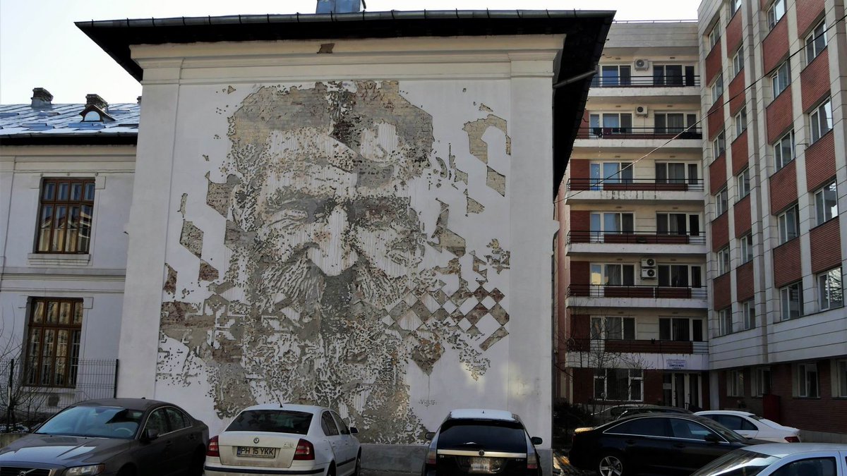 StudentIQ's tweet image. Prin curtea căminelor studențești Moxa vei descoperi pe zidul unei clădiri ce aparține Facultății de Arte Decorative și Design o lucrare de street art studentiq.ro/te-inspiri/art…