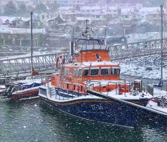 Please take care when driving on icy roads and in the snow, consider the conditions and allow extra time for your journey ❄️ follow the Met Office weather updates over the next 24 hours, here: metoffice.gov.uk/public/weather…