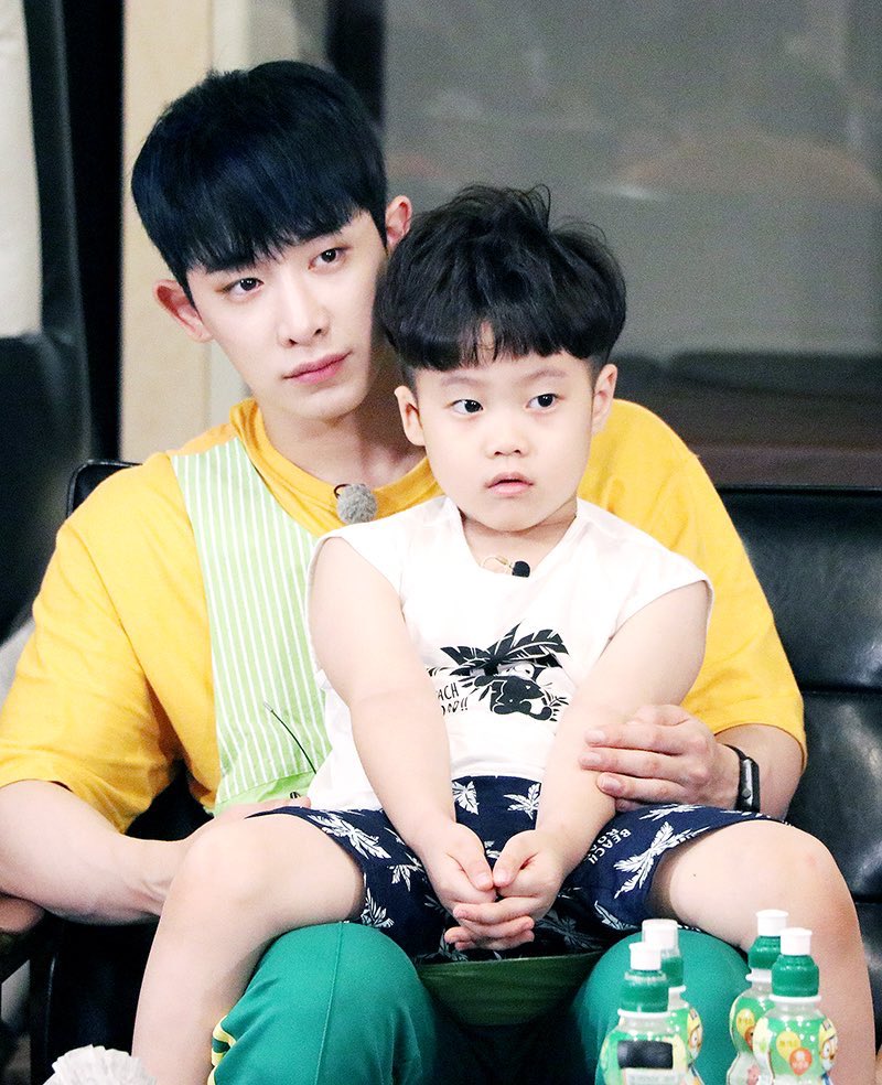 monsoftax's tweet photo. wonho with kids :-:;; how can a baby look after a baby omg most adorable thing ever....💖💖💖💖💖💖
#HAPPYWONHODAY #0301WONHODAY https://t.co/uIZg0EH22U