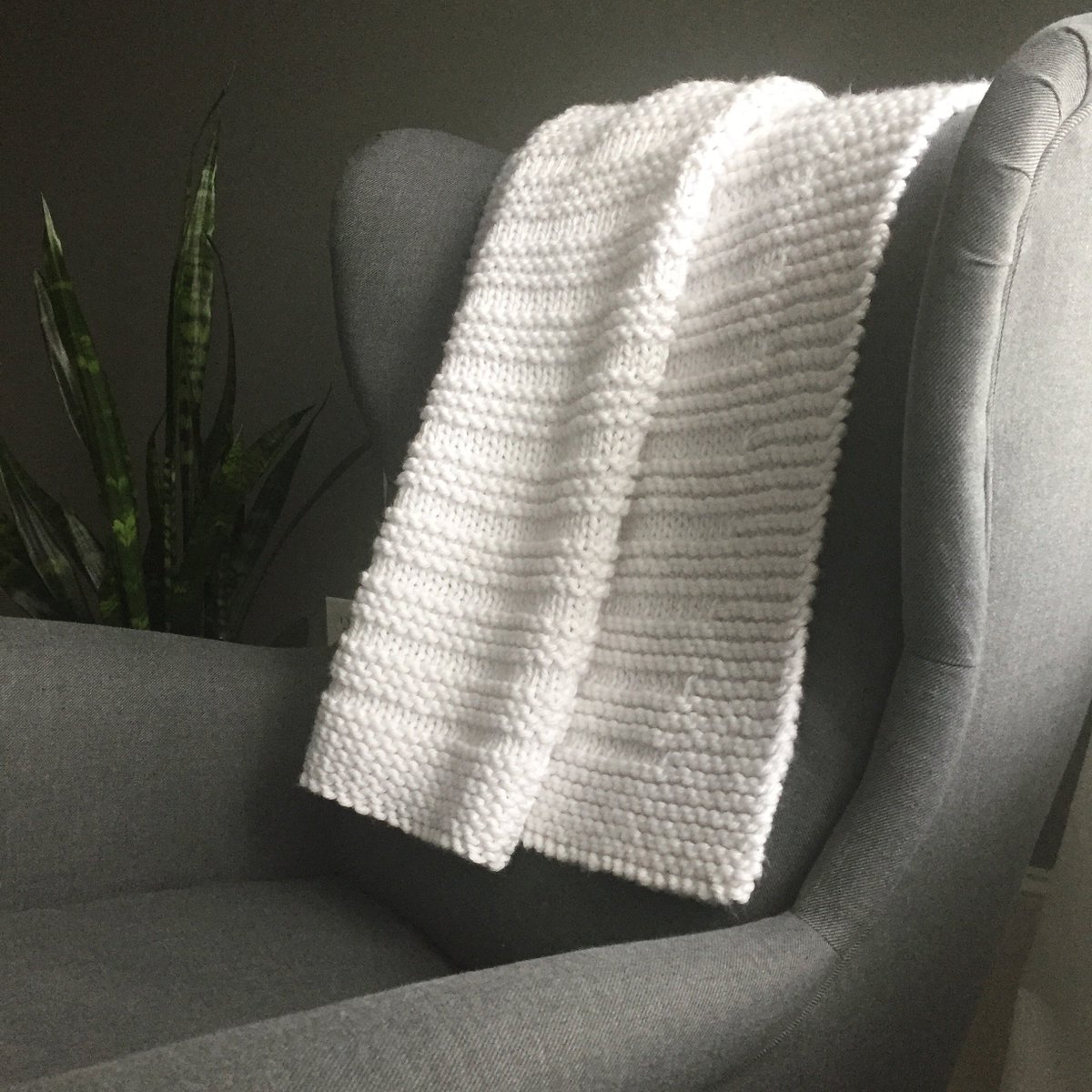 5410Studio's tweet image. This white blanket *pops* in my daughter’s freshly painted dark gray bedroom! 👉#knittingpattern for "Where the Sidewalk Ends" blanket on #Ravelry: bit.ly/SidewalkEndsRav
#Yarn is @LionBrandYarn Hometown USA in 'New York White'