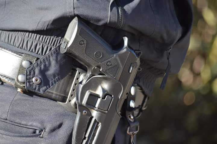 EnNogales's tweet photo. Incapacidad política, falta de interés, ineptitud? Cuál aplica más para una policía armada con pistolas de juguete @TemoGalindo no será tiempo de detener tu pleito con @claudiapavlovic y comenzar a ver por nogales https://t.co/oXeUDNjgU1