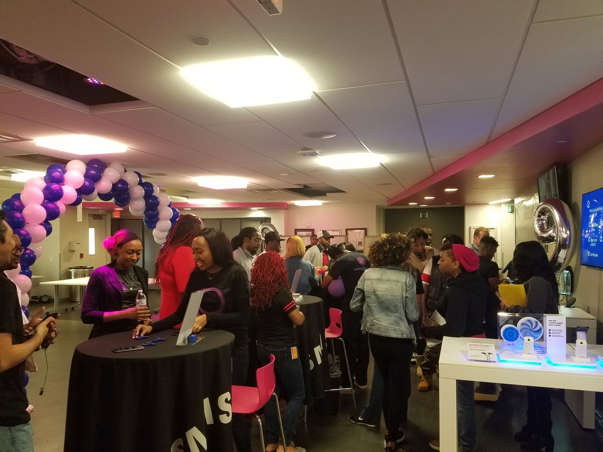 BHAM_FSM_TEAM's tweet image. TONS OF FUN at the Birmingham Al Call Center showing off S9 and S9+
Nice work Krystal and XPS Team!
#camerareimagined #superslowmo #knowhowshowhow
@thesamsungside @mjforrest @Krivs14 @JohnLegere