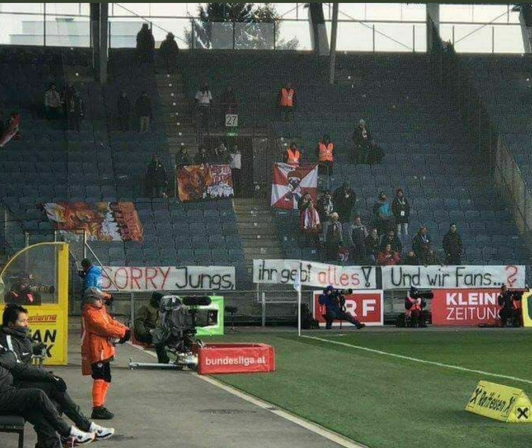 paul_frysgr's tweet photo. Ratespiel: Welches Bild zeigt den Anhang eines Europa League-Achtelfinalisten und welches den eines Landesligisten?
#STUWIM #STURBS #oefbcup https://t.co/6UEsF7Qm7W