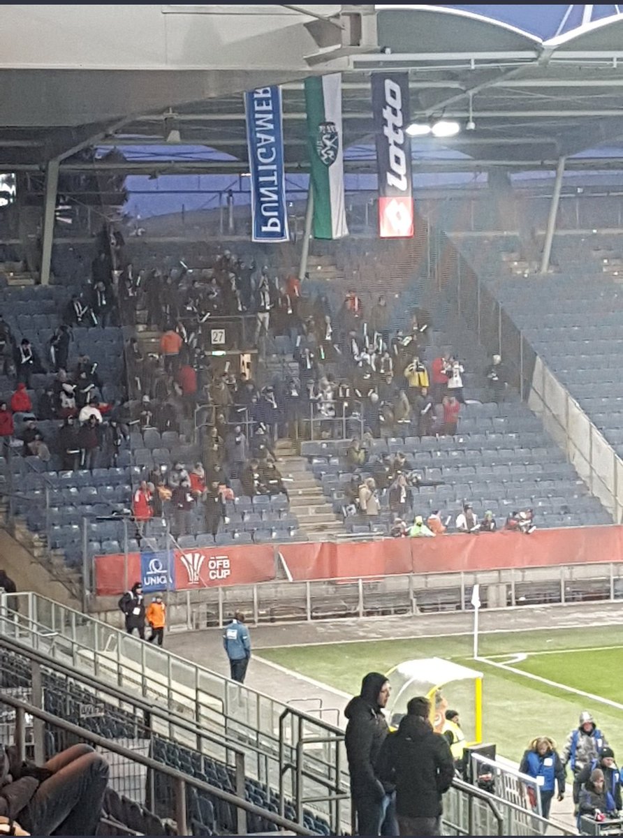 paul_frysgr's tweet photo. Ratespiel: Welches Bild zeigt den Anhang eines Europa League-Achtelfinalisten und welches den eines Landesligisten?
#STUWIM #STURBS #oefbcup https://t.co/6UEsF7Qm7W
