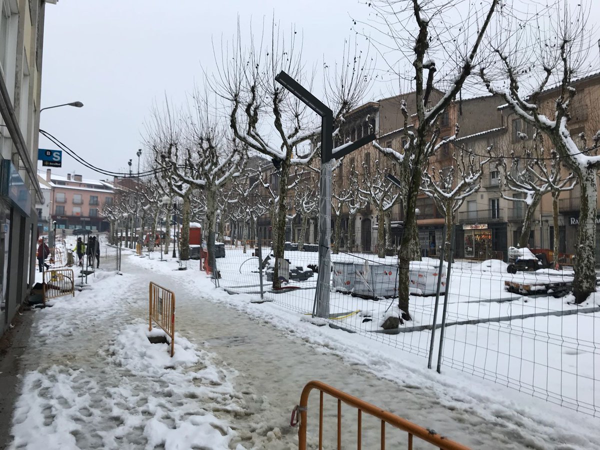 garrotxadigital's tweet image. FOTO: Imatges per a la història, el #Firal @olotuit en obres i nevat!