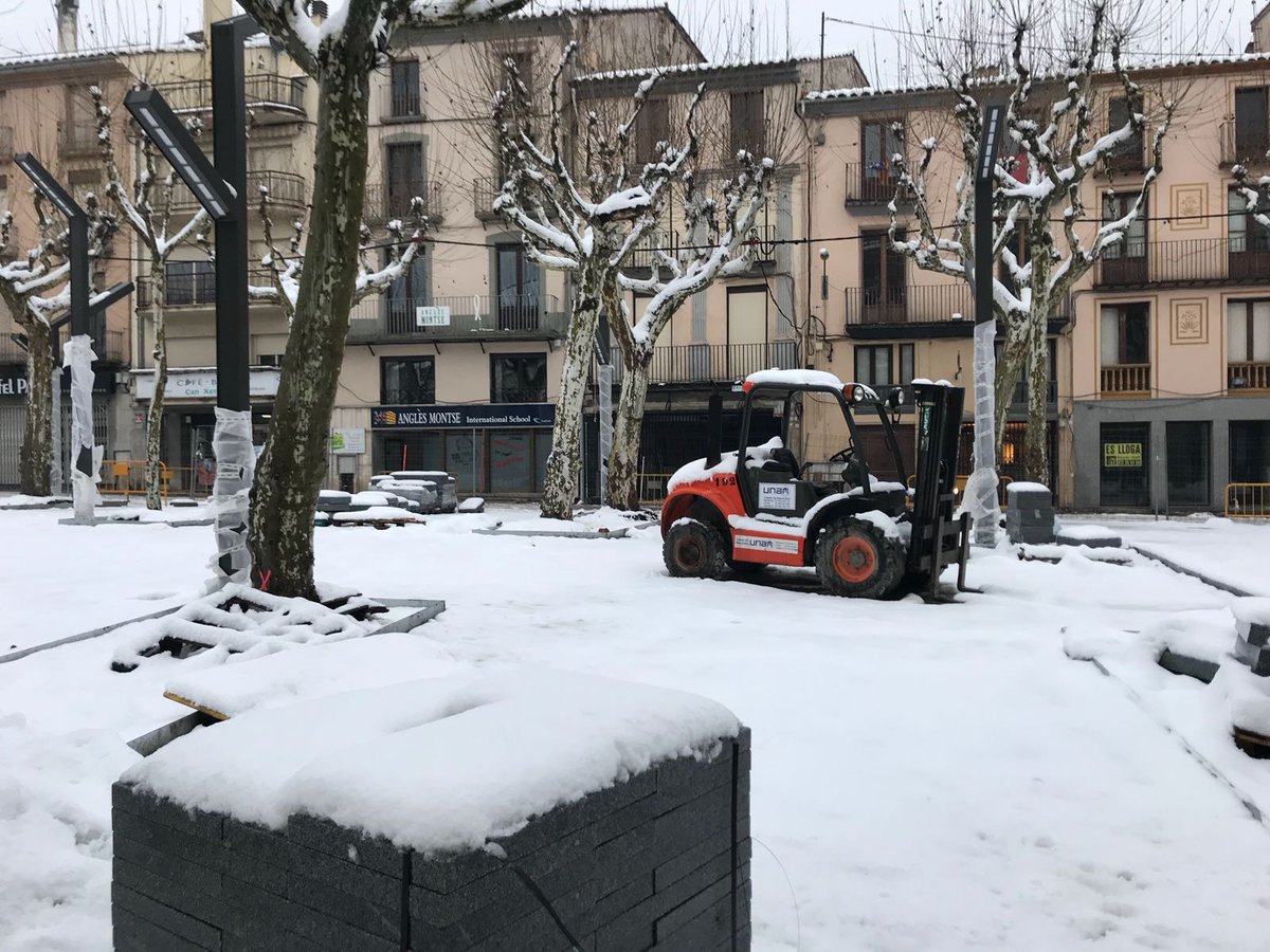 garrotxadigital's tweet image. FOTO: Imatges per a la història, el #Firal @olotuit en obres i nevat!