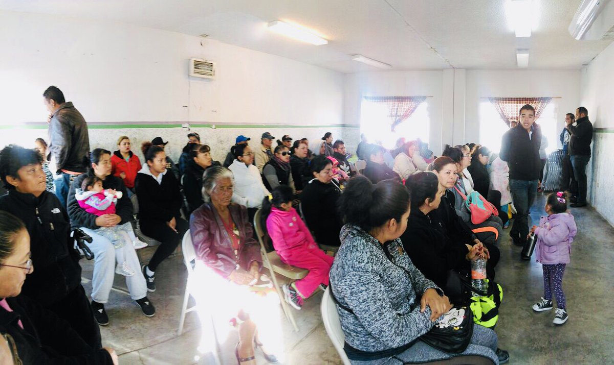 chumel_galvan's tweet photo. Seguimos trabajando en asambleas comunitarias con el Plan de expansión 2018  para la instalación de Comedores Comunitarios #TeInvitoAComer #TeamChihuahua https://t.co/xFn29nU2xD