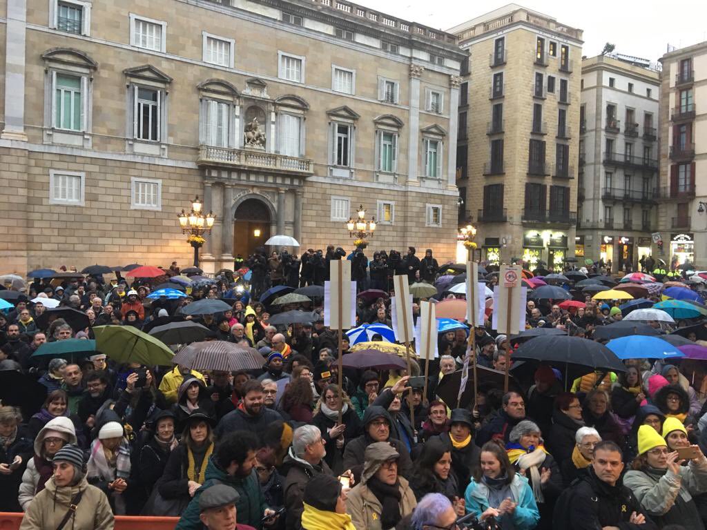 Ara mateix a Plaça Sant Jaume #SomEscola <a href="/francinamarti/">Francina Martí Cartes</a> <a href="/davidaltimir/">David Altimir</a> <a href="/omnium/">Òmnium Cultural</a>