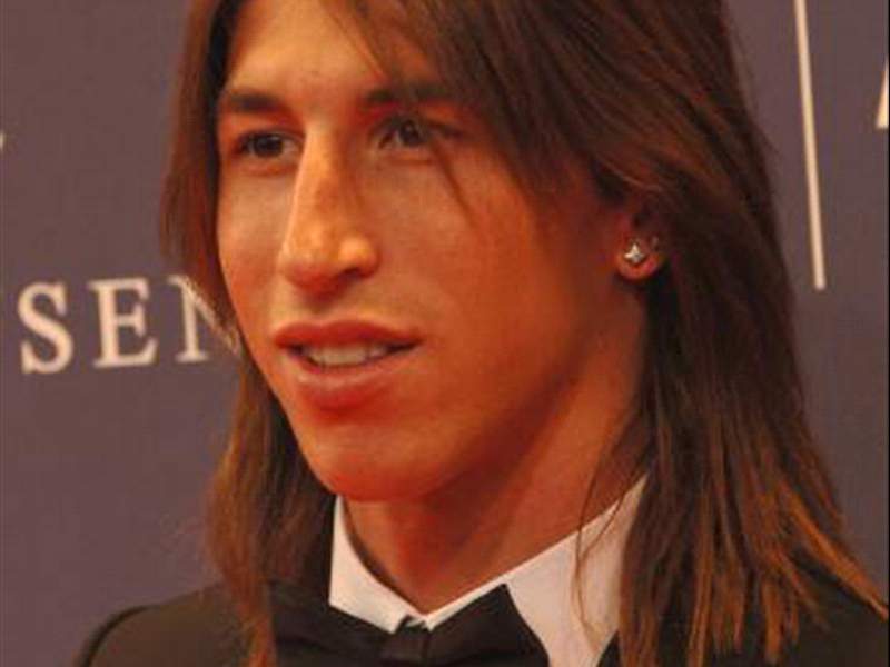 deberes ficción Son Yuyu Quotes en Twitter: "Sergio Ramos tenía una nariz tan grande antes de la cirugía estética que en lugar de ponerle algodón en los orificios le tuvieron que meter dos ovejas. https://t.co/JxZA8jGrE3" / deberes ficción Son Yuyu Quotes en Twitter: "Sergio Ramos tenía una nariz tan grande antes de la cirugía estética que en lugar de ponerle algodón en los orificios le tuvieron que meter dos ovejas. https://t.co/JxZA8jGrE3" /