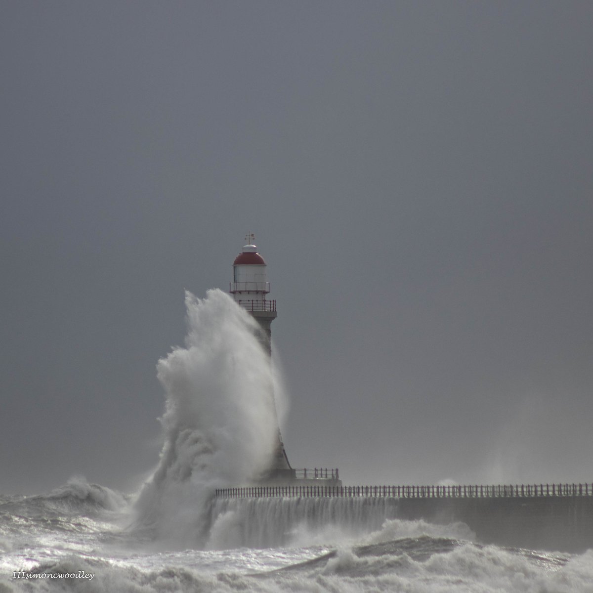 simoncwoodley's tweet photo. "The passing of a wave"  At 23metres (75 feet) tall Roker Lighthouse is matched by a wave today. @StormHour @EarthandClouds #BeastFromTheEast https://t.co/1qRyQD0DEZ
