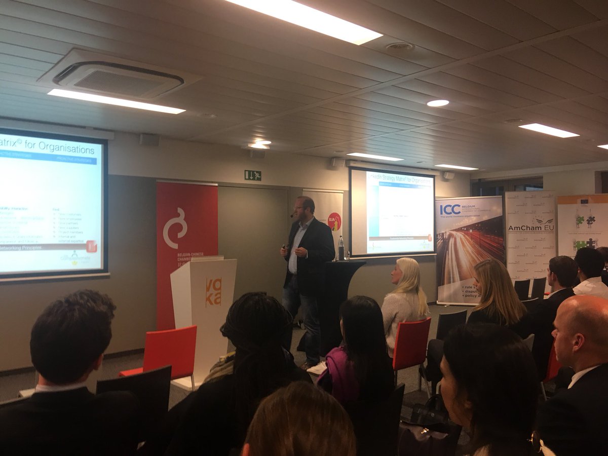 nicolescu's tweet photo. Happy to be at the Young Professionals Networking Night #YPNN tonight. @JanVermeiren talks about personal branding on LinkedIn. Are we using our profiles right? ;) I never think of LinkedIn very much. https://t.co/9F0UIgk2I0