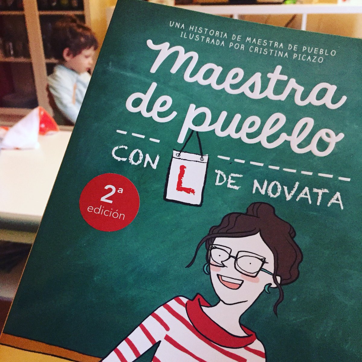 anacalvoe's tweet photo. ✨Nueva lectura📖✨
Desde que llegó Jorge, leer algo que no sea para peques se ha vuelto bastante complicado, así que he decidido probar con la novela gráfica, y empiezo con @maestradepueblo #conLdenovata que me está encantando https://t.co/rD5TwzSqqE https://t.co/FPDD3ywXax