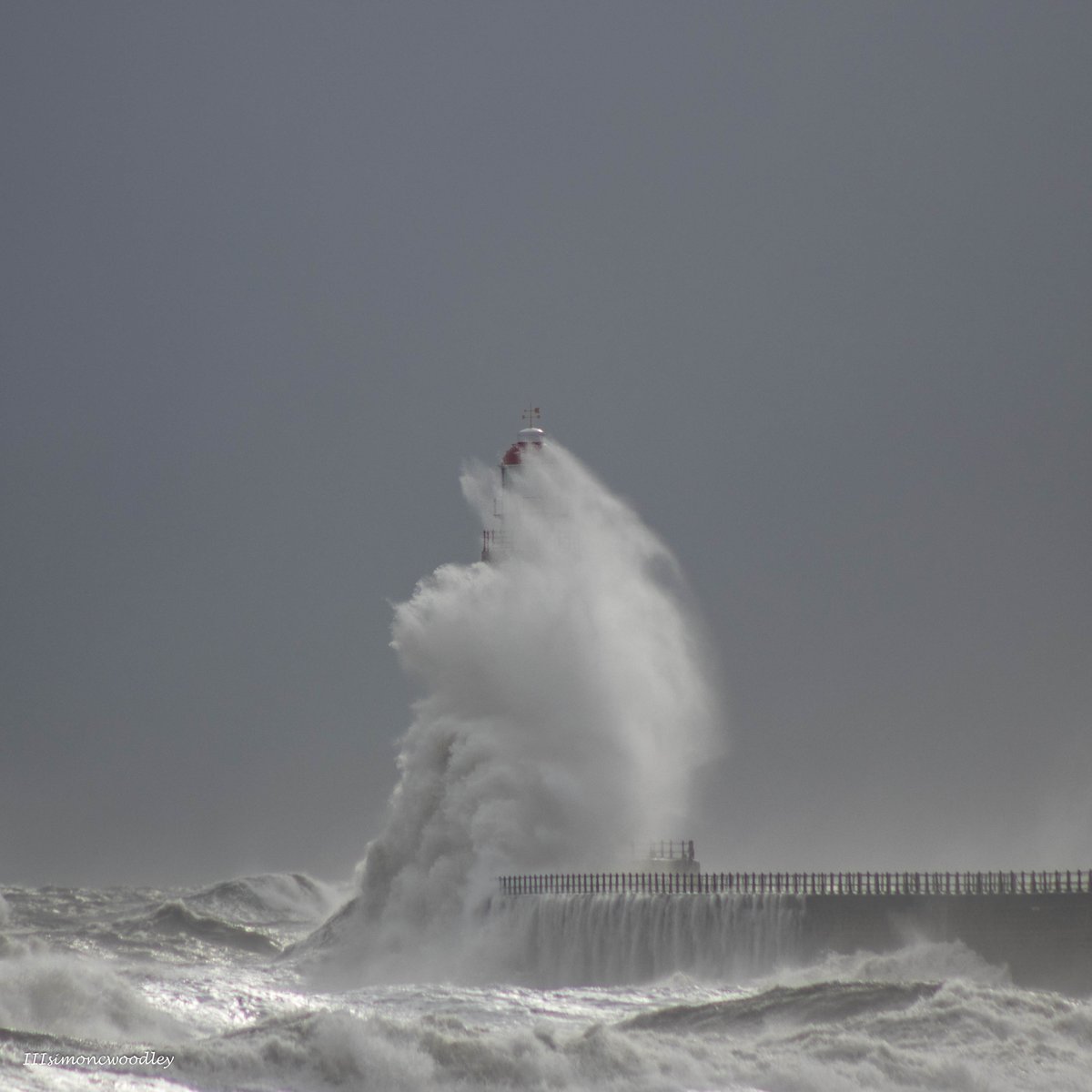 simoncwoodley's tweet photo. "The passing of a wave"  At 23metres (75 feet) tall Roker Lighthouse is matched by a wave today. @StormHour @EarthandClouds #BeastFromTheEast https://t.co/1qRyQD0DEZ