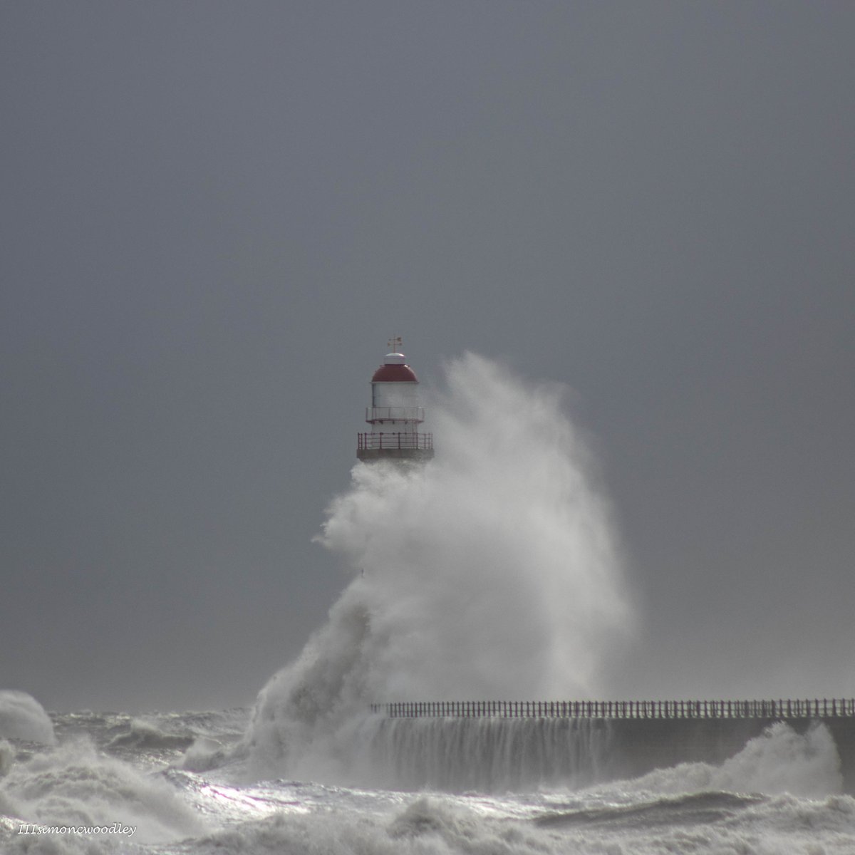 simoncwoodley's tweet photo. "The passing of a wave"  At 23metres (75 feet) tall Roker Lighthouse is matched by a wave today. @StormHour @EarthandClouds #BeastFromTheEast https://t.co/1qRyQD0DEZ
