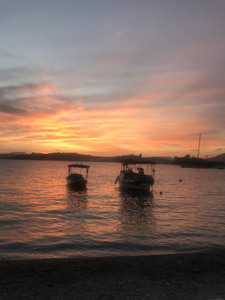 Bodrumda olmak şu saatte sahilde oturup yıldızlara bakmak güzel insanlarla buluşmak #yogalife <a href="/NevalAras/">Neval Aras</a>