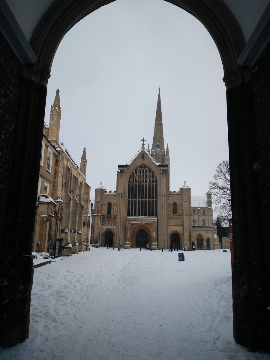 leaningtyres's tweet photo. Norwich or Snow-ich? @Nrw_Cathedral https://t.co/Q5yEPhXe7Q