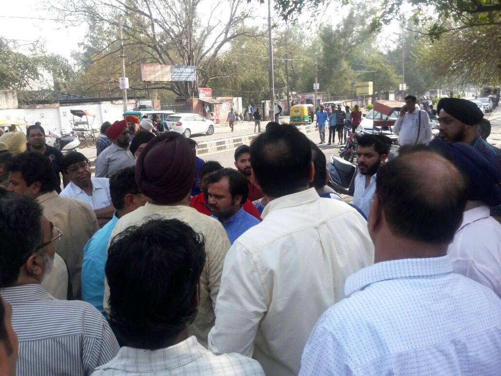 AAPDelhi's tweet photo. आम आदमी पार्टी विधायक अखिलेश पति त्रिपाठी ने SSC परीक्षाओं में हुई धाँधली के विरोध में छात्रों द्वारा किए जा रहे परदर्शन में हिस्सा लिया।
 #sscscam https://t.co/vAUxfER0ab