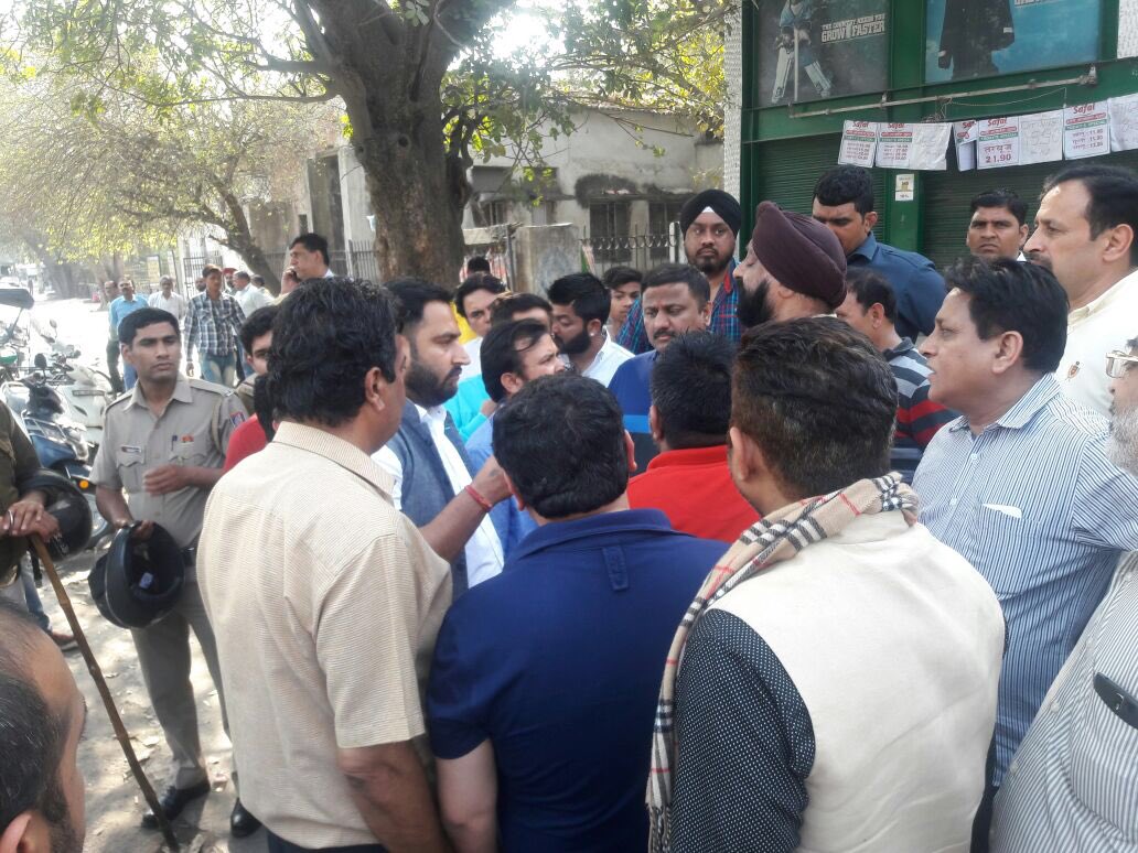 AAPDelhi's tweet photo. आम आदमी पार्टी विधायक अखिलेश पति त्रिपाठी ने SSC परीक्षाओं में हुई धाँधली के विरोध में छात्रों द्वारा किए जा रहे परदर्शन में हिस्सा लिया।
 #sscscam https://t.co/vAUxfER0ab