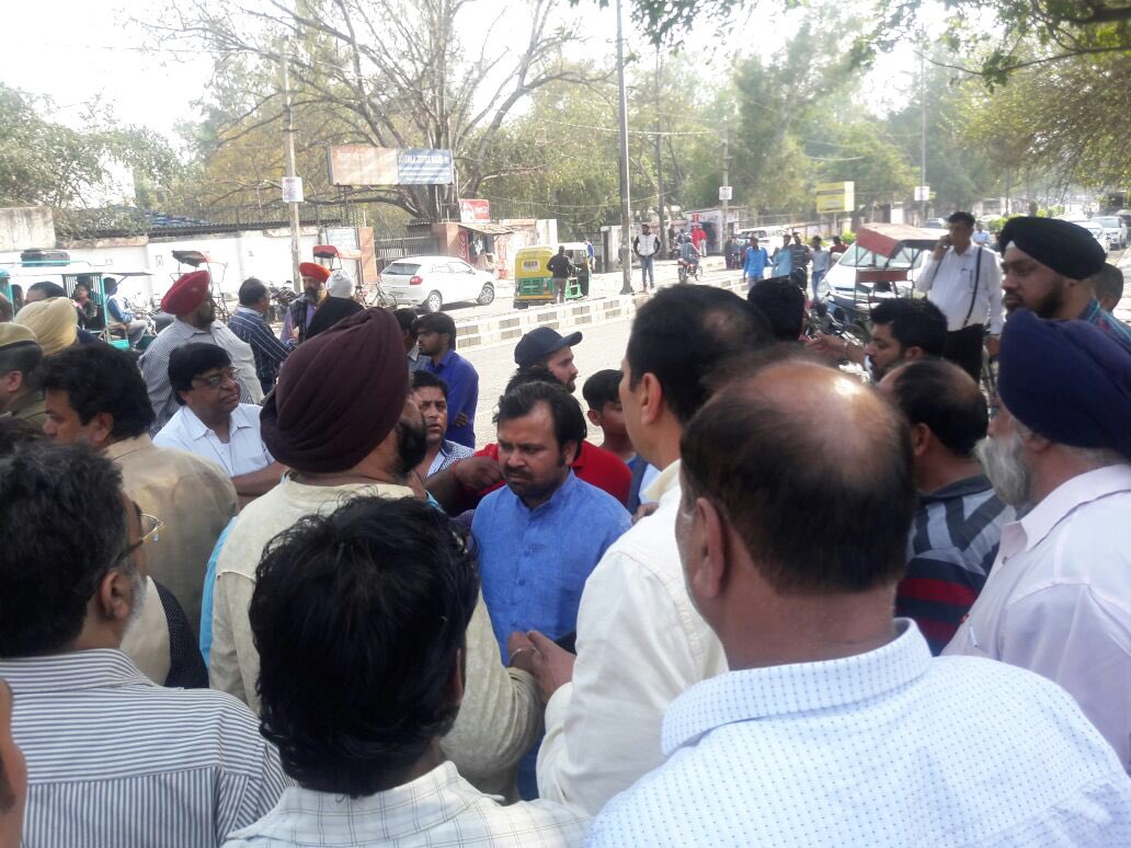 AAPDelhi's tweet photo. आम आदमी पार्टी विधायक अखिलेश पति त्रिपाठी ने SSC परीक्षाओं में हुई धाँधली के विरोध में छात्रों द्वारा किए जा रहे परदर्शन में हिस्सा लिया।
 #sscscam https://t.co/vAUxfER0ab