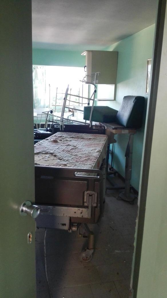 AlfonsocaroVe's tweet photo. Via @brucknerillo ¿Escenarios para una película de horror? Creo que servirían, pero en realidad son imágenes del Hospital "Manuel Antonio Narvaez Silva" (antes Clínica Popular #NuevaEsparta) situada en La Asunción, Isla de Margarita #Venezuela @ONU_es https://t.co/mqLUm7lC5j