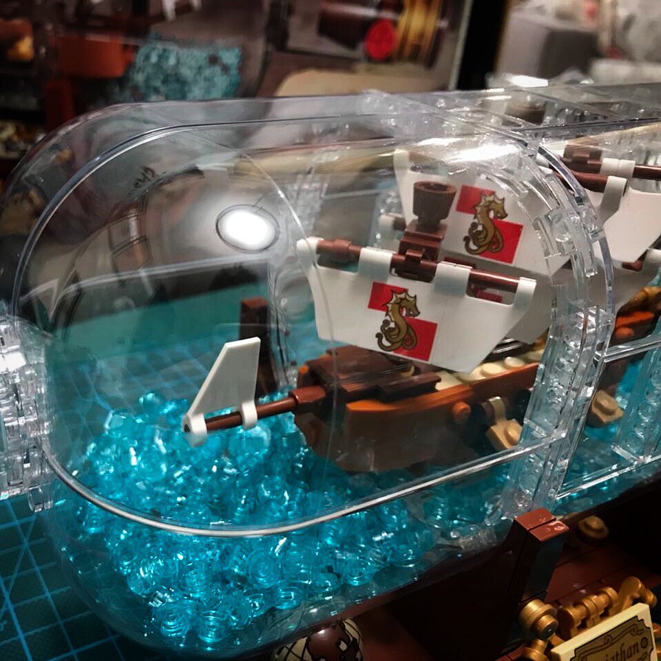 Fanacea_it's tweet photo. 15 uomini sulla cassa del morto... e una bottiglia di @LEGOIdeas ! 😍 #LEGO https://t.co/p6okeWxNLW
