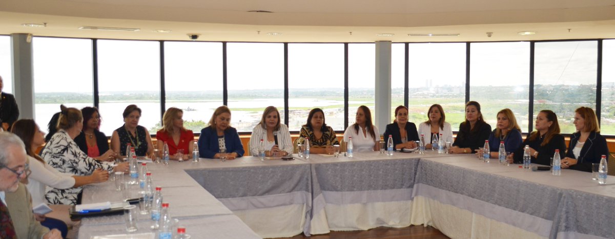SenadoresPy's tweet photo. #AHORA El Grupo Impulsor por la Paridad Democrática (GIPD), junto a senadoras impulsoras, realizan una conferencia de prensa para presentar la campaña que impulsa el tratamiento legislativo y la promulgación parlamentaria del Proyecto de Ley de Paridad Democrática #SenadoPy https://t.co/UKibNrFyv3