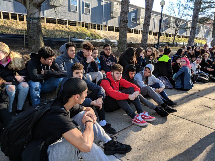 vwarrenmedia's tweet image. #Somerville students now sitting on sidewalk protesting gun violence. Vowing to do this every Wednesday as part of #WalkOutWednesday. They are sitting for 17 minutes in honor of 17 Parkland students killed. They want an end to gun violence. #7News