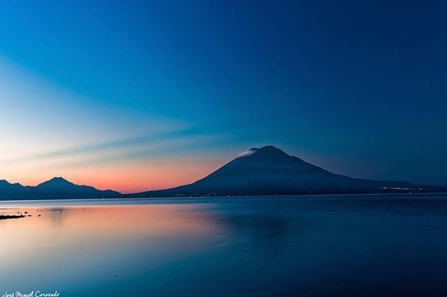 jmiguelcoronado's tweet photo. La noche dando la bienvenida al nuevo día. Las aguas apacibles del lago reciben los calurosos rayos del sol #PostalesGT #Retoinstagrampl #QuePeladoGuate #prensa_libre #Guatemala #mundochapin #milugarfavoritopl #picoftheday #perhapsyouneedalittleguatemala… https://t.co/ca1CFwzrlz https://t.co/kuHZMAuRMb