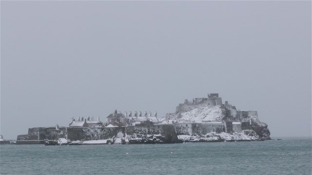 StHelierJsy's tweet photo. #1/2 If the snow comes tonight, St Helier's ready! Our severe weather plan will kick in, involving reallocating teams to salt-spreading and snow clearance duties, with particular attention to priority routes to keep roads and pavements free of ice and snow. https://t.co/ubUPQ5XymG