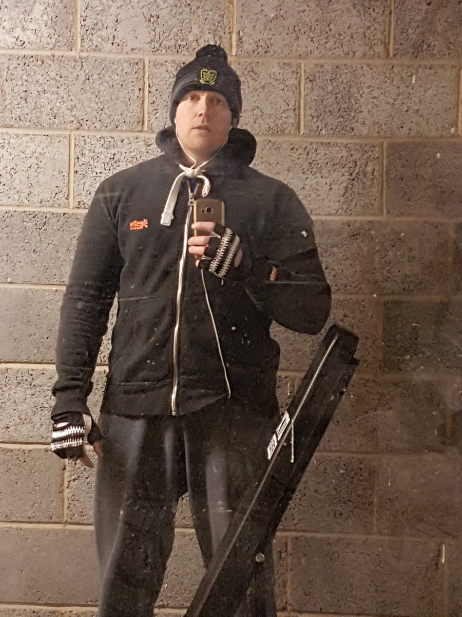 Dazmwilson79's tweet photo. Grim as fuck in this garage!! #brisk #nithering
But needs to be done tho..
Some bastard hacked me ebay..on with that for a few hours
Missed my organised early work start therefore early finish
And then fucked about with a baby Gate.. 
So this is like letting off steam 😠🏋 https://t.co/2JFQTNrPwa