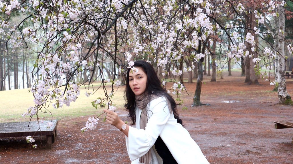 AishahBooster's tweet photo. Siapa dekat sini nak rambut cantik macam Queen ? Uolls boleh try Hair Tonic &amp; Serum by @guzelrashabeauty 💕Memang best uolls. Kalau berminat nak beli boleh terus whatsapp number 0178758508 ! Jom sama sama kita amalkan @guzelrashabeauty bersama Queen 💖#guzelrashabeauty #kitaloved https://t.co/KUNZuPg4cH