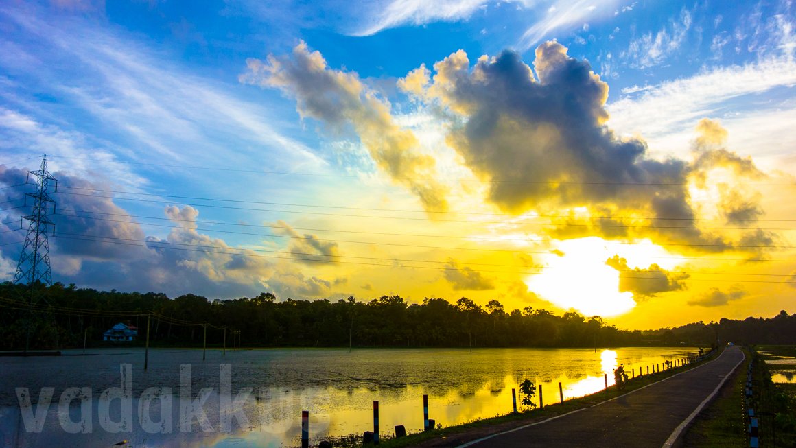 vadakkus's tweet photo. A Dramatic Evening Sky That Looks Like an Explosion of Colour! https://t.co/WDB0SxzjWh #fottam #sunset #kerala @KeralaTourism https://t.co/rWDvbrNV6d