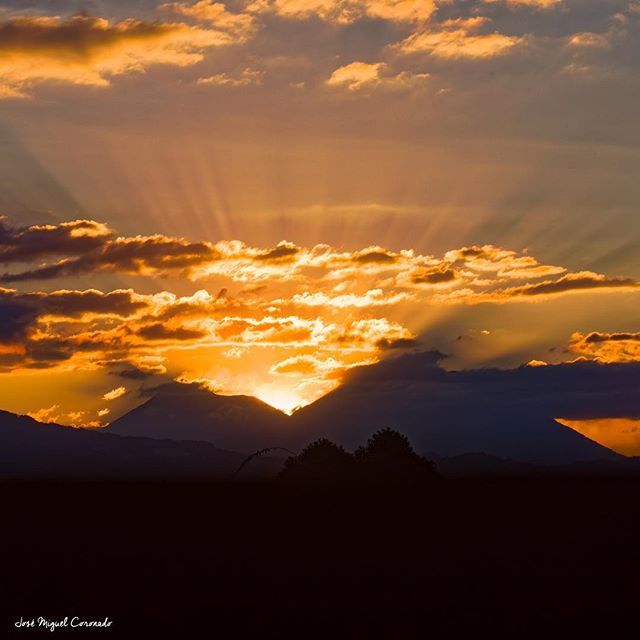 jmiguelcoronado's tweet photo. Sunset between volcanos 🌋. #PostalesGT #Retoinstagrampl #QuePeladoGuate #prensa_libre #Guatemala #mundochapin #milugarfavoritopl #picoftheday #perhapsyouneedalittleguatemala #guatevision_tv #gtmagica #visitGuatemala #QuebonitaGuate #QuéBuenoEsMiPaís … https://t.co/Il4cFv9NfH https://t.co/H0mc9tIDMu