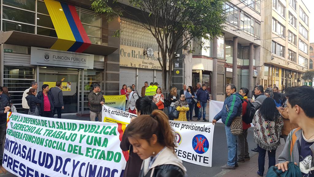 Sindicatos sector estatal protestamos a esta hora por incumplimiento de acuerdos entre sindicatos y gobierno nacional. En <a href="/UNPColombia/">Unidad Nacional de Protección, UNP.</a> ni ampliación planta, ni pensión alto riesgo, ni horas extras. Cero avances. Respetemos los trabajadores! <a href="/JuanManSantos/">Juan Manuel Santos</a>