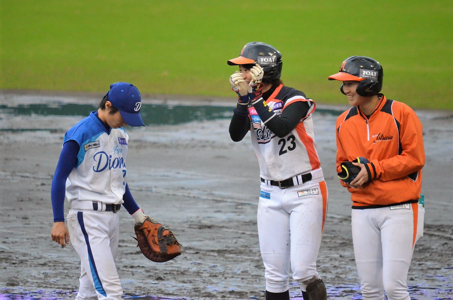 春雪 今夜は雨ですね 雨と言えば この試合です 昨年10 28 女王決定戦1戦目 雨が降りしきり すごいグラウンド状況での試合でした 拡がれ女子プロ野球 女子プロ野球18 愛知ディオーネ 埼玉アストライア