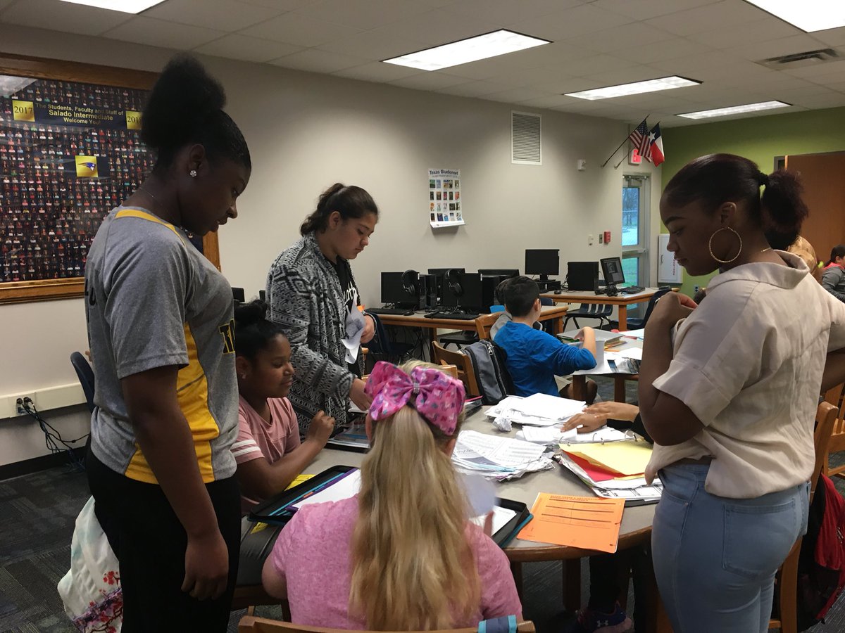 saladopatriots's tweet photo. AVID mentors helping our #saladopatriots with organization this morning @EastCentralAVID https://t.co/b7TO3ZUyoH