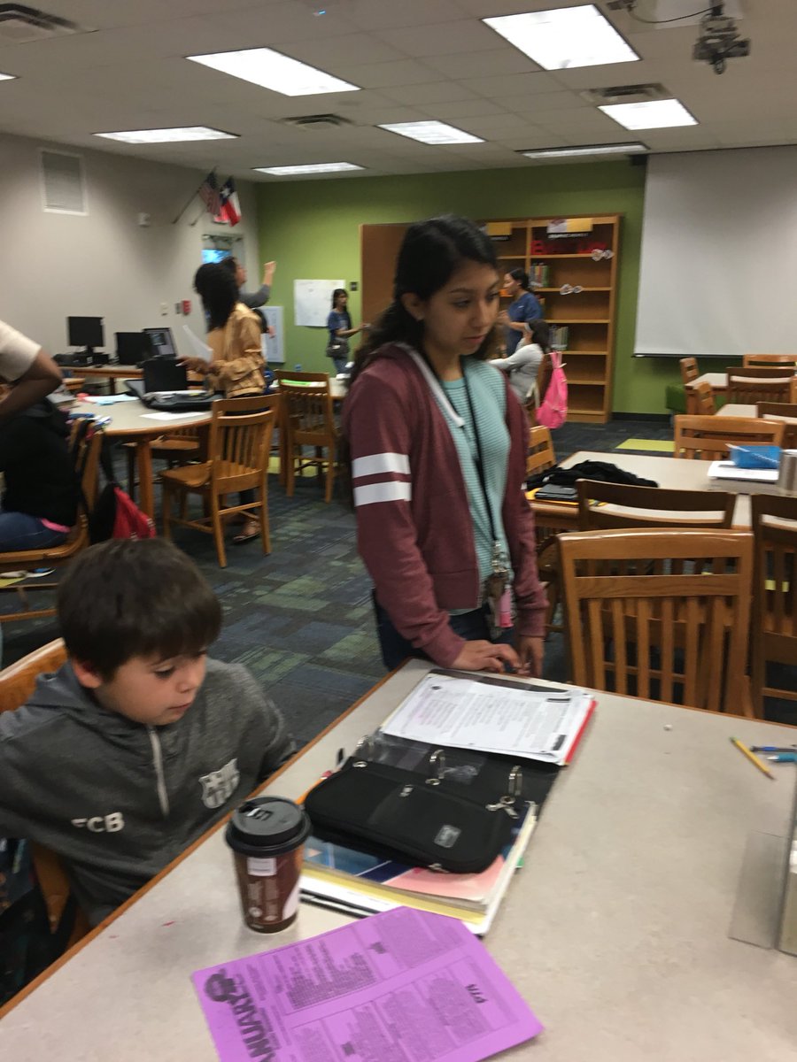 saladopatriots's tweet photo. AVID mentors helping our #saladopatriots with organization this morning @EastCentralAVID https://t.co/b7TO3ZUyoH