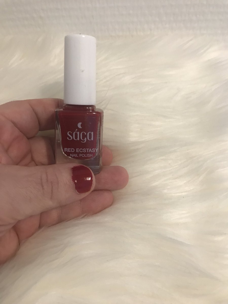 mamzelleoh's tweet photo. J’ai testé pour vous le Vernis Red Ecstasy de Saga Cosmetics ❤️ une teinte rouge assez froide qui va bien avec cette longue saison d’hiver ❄️ Reçu dans ma Beautiful Box de Février ! 
#Vernis #maquillage #cosmetic #sagacosmetics #beauty #beautyblogger #nailpolish https://t.co/YIiISZATSO